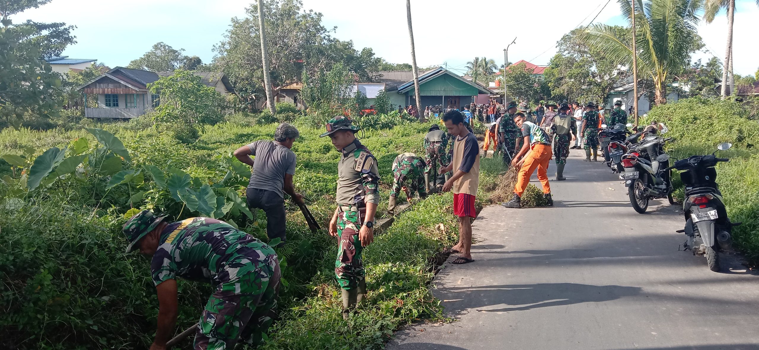 Cegah Banjir, Kodim 0318/Natuna Bersama Warga Gelar Karya Bakti TNI