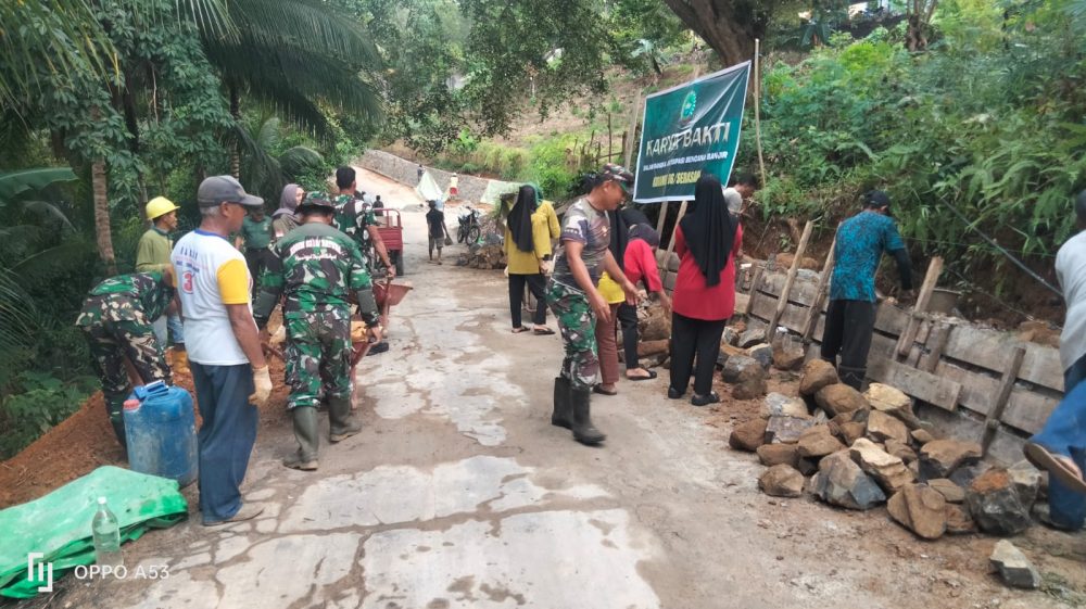 Karya Bakti TNI, Koramil 06/Serasan Bangun Batu Miring Hingga Pembuatan Drainase Karya Bakti TNI, Koramil 06/Serasan Bangun Batu Miring Hingga Pembuatan Drainase