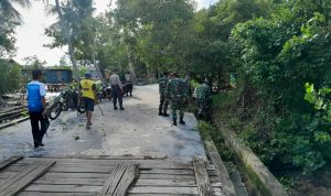 Melalui Karya Bakti TNI, Koramil 03/Sedanau Gotong Royong Bersihkan Saluran Air