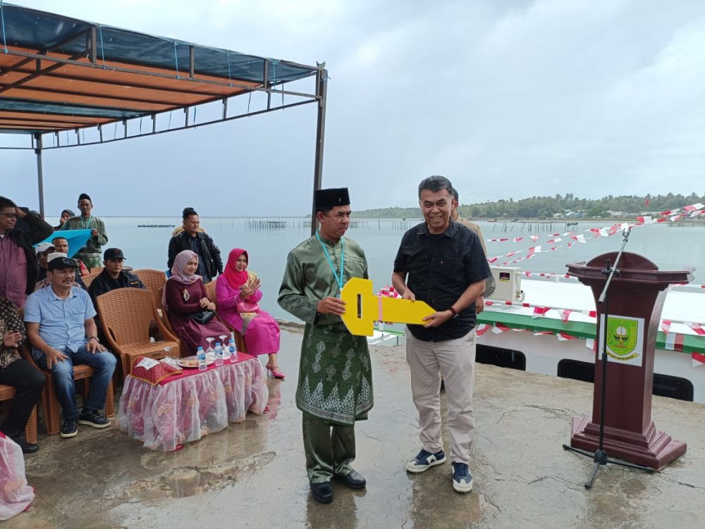 Babinsa Koramil 06/Serasan Dampingi Penyerahan Bantuan Puskel Untuk Kecamatan Subi