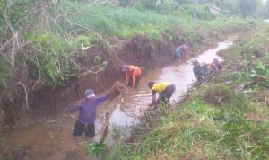 Koramil 03/Sedanau Terus Tingkatkan Program Karya Bakti TNI di Wilayah Desa Gunung Putri Koramil 03/Sedanau Terus Tingkatkan Program Karya Bakti TNI di Wilayah Desa Gunung Putri