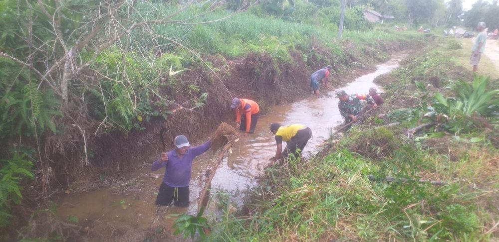 Koramil 03/Sedanau Terus Tingkatkan Program Karya Bakti TNI di Wilayah Desa Gunung Putri