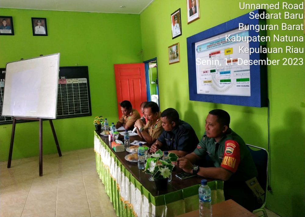 Babinsa Koptu Pamuni Hadir Pelatihan Kader PKK dan Posyandu Desa Sedarat Baru