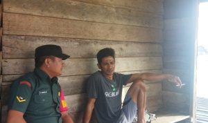 Ini Pesan Babinsa Serda Nainggolan Saat Komsos Dengan Warga Binaan Desa Telok Buton