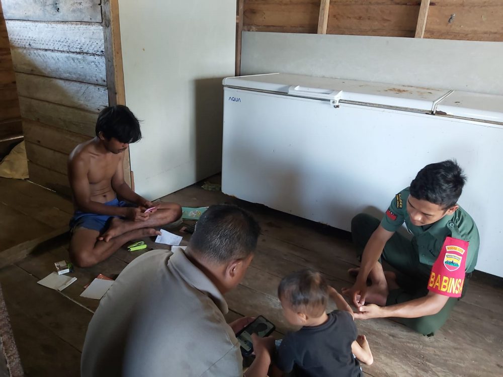 Terus Jalin Hubungan Baik Dengan warga, Babinsa Koramil 03/Sedanau Kembali Jalin Komsos