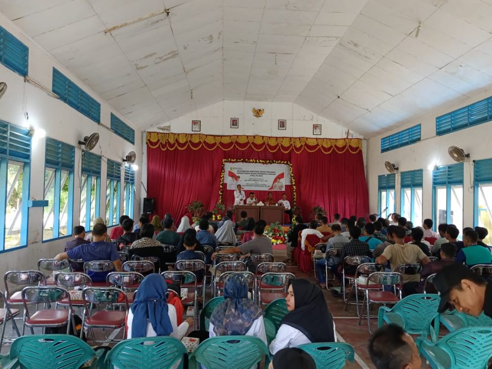 Wakili Danramil, Babinsa Serma Indra Susilo Hadiri Penyerahan Sertifikat Tanah Program PTSL Oleh Bupati
