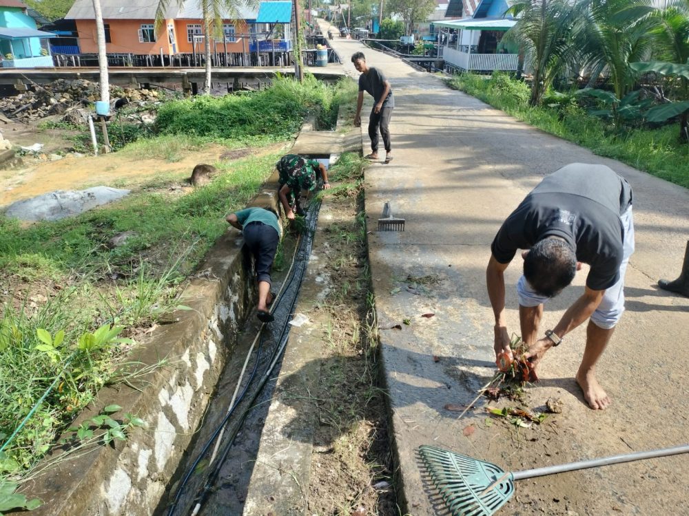 Jum’at Bersih, Babinsa Sertu Hendry Goro Bersihkan Lingkungan Masjid Al-Huda Desa Genting Jum’at Bersih, Babinsa Sertu Hendry Goro Bersihkan Lingkungan Masjid Al-Huda Desa Genting