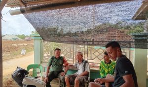 Komsos Bersama Warga, Babinsa Koramil 06/Serasan Ingatkan Waspada Longsor Saat Hujan
