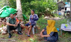 Dekat Dengan Warga, Babinsa Ini Terus Tingkatkan Komsos