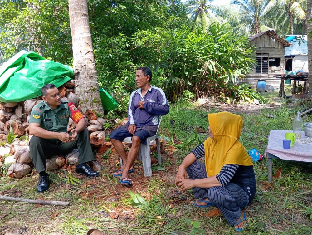 Dekat Dengan Warga, Babinsa Ini Terus Tingkatkan Komsos