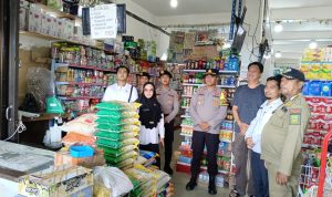Jelang Nataru 2024, Polsek Bunguran Barat Pastikan Stok Sembako Aman Jelang Nataru 2024, Polsek Bunguran Barat Pastikan Stok Sembako Aman
