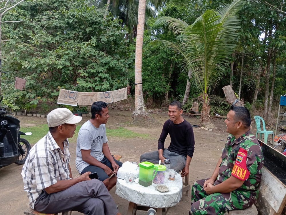 Babinsa Sertu Robby Berbincang Santai Dengan Warga Binaan Desa Pulau Panjang Babinsa Sertu Robby Berbincang Santai Dengan Warga Binaan Desa Pulau Panjang