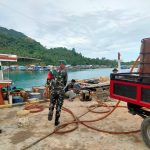 Babinsa Koramil 06/Serasan Lakukan Pengamanan Pendistribusian BBM Jenis Pertalite Babinsa Koramil 06/Serasan Lakukan Pengamanan Pendistribusian BBM Jenis Pertalite