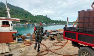 Babinsa Koramil 06/Serasan Lakukan Pengamanan Pendistribusian BBM Jenis Pertalite Babinsa Koramil 06/Serasan Lakukan Pengamanan Pendistribusian BBM Jenis Pertalite
