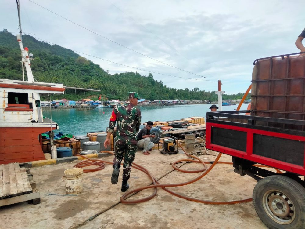 Babinsa Koramil 06/Serasan Lakukan Pengamanan Pendistribusian BBM Jenis Pertalite