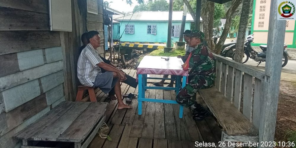 Komsos Dengan Ketua RT 002 Sabang Mawang, Babinsa Koptu Dhanu Ajak Masyarakat Jaga Keamanan Wilayah Komsos Dengan Ketua RT 002 Sabang Mawang, Babinsa Koptu Dhanu Ajak Masyarakat Jaga Keamanan Wilayah
