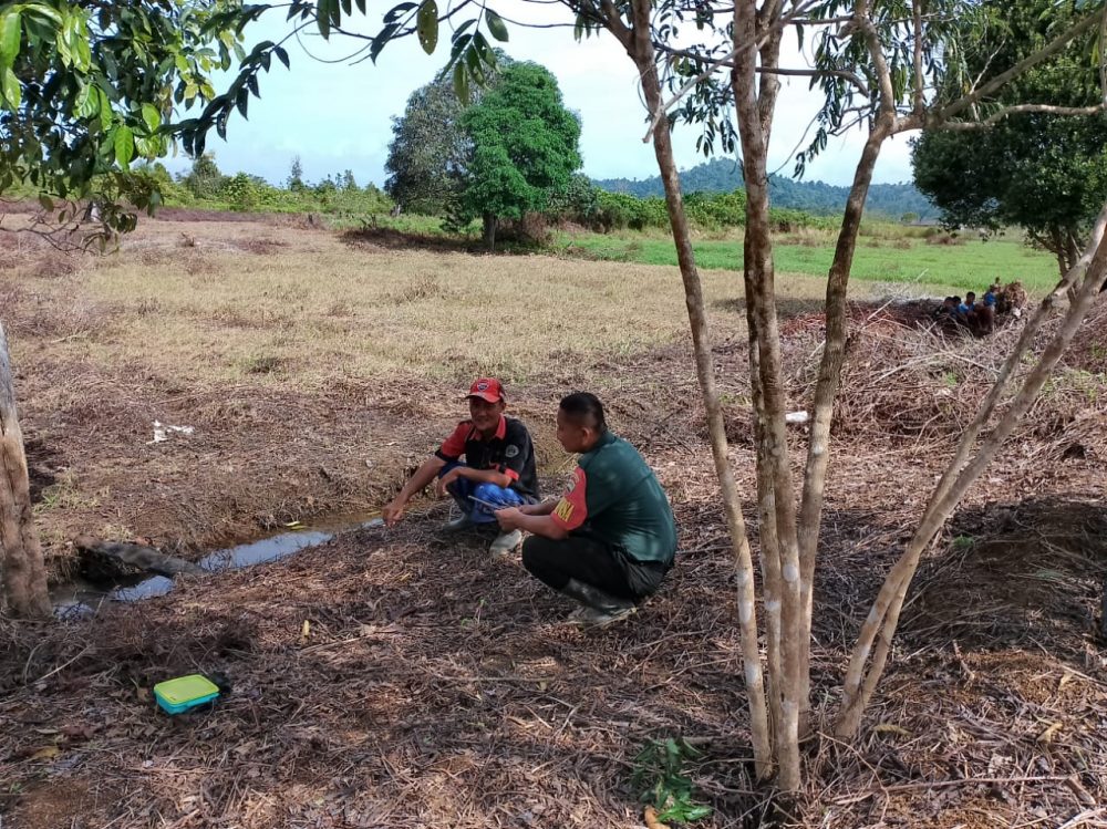 Babinsa Koptu Pamuji Komsos Dengan Petani Desa Sedarat Baru