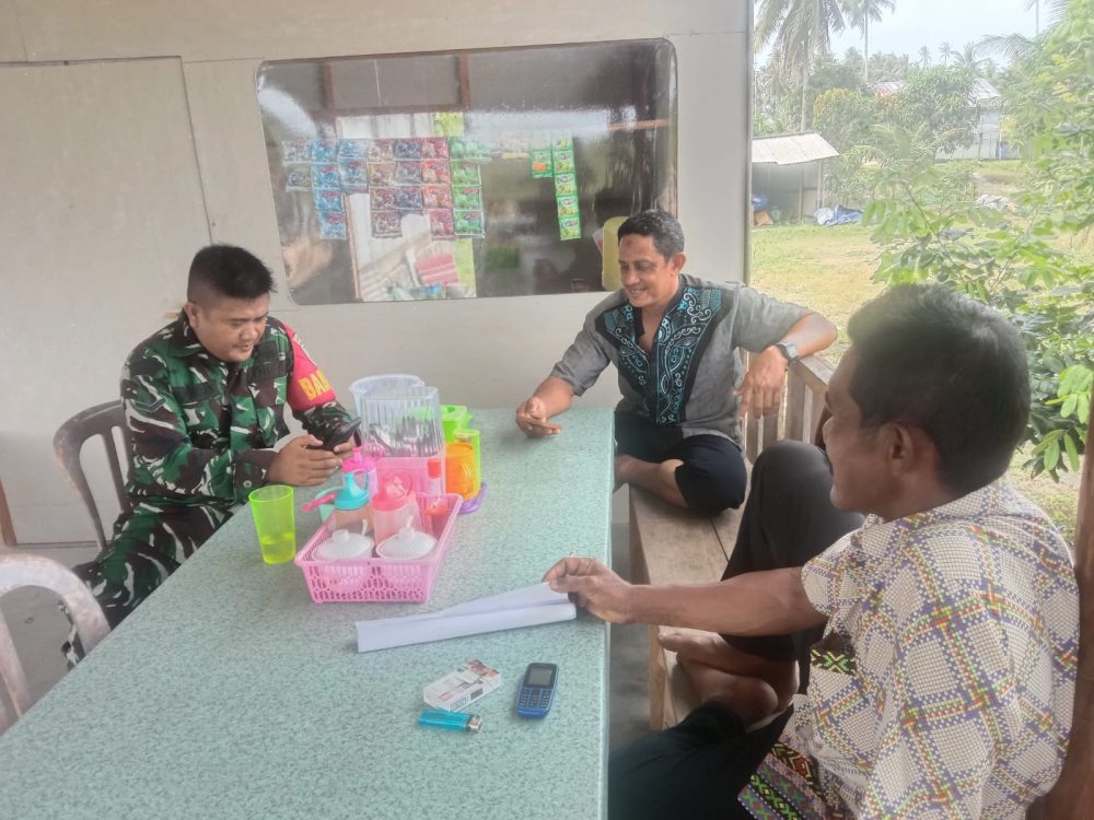 Bangun Keakraban, Babinsa Serda Nainggolan Kembali Jalin Komsos Dengan Warga Bangun Keakraban, Babinsa Serda Nainggolan Kembali Jalin Komsos Dengan Warga