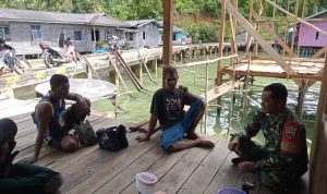Babinsa Koramil 03/Sedanau Terus Tingkatkan Komsos Dengan Warga