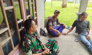 Babinsa Serka Risdianto Jalin Komsos Dengan Ketua BPD dan Ketua RW Desa Meliah Selatan