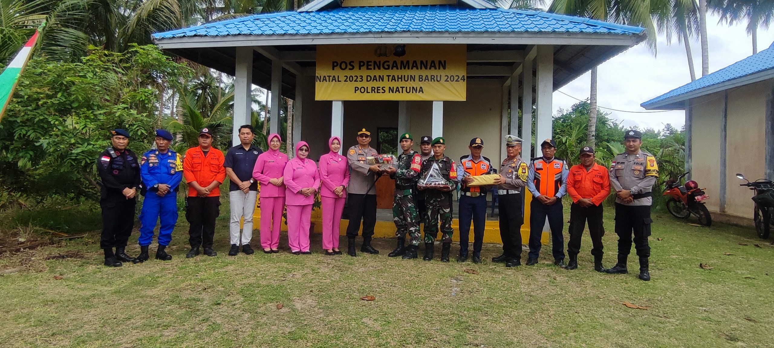 Tinjau Pos Pengamanan Nataru, Kapolres Natuna Serahkan Bingkisan Kepada Personil Jaga