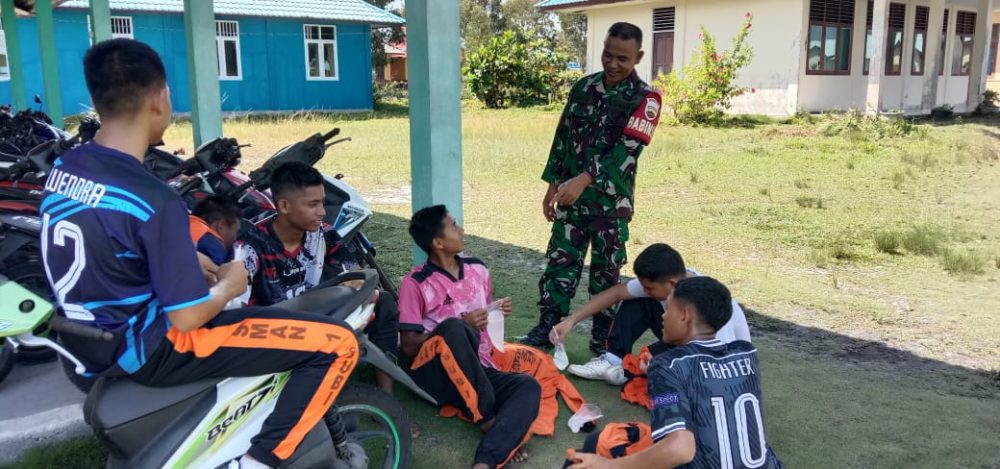 Babinsa Serka Saroji Beri Motivasi Kepada Sejumlah Siswa SMAN 01 Subi Babinsa Serka Saroji Beri Motivasi Kepada Sejumlah Siswa SMAN 01 Subi