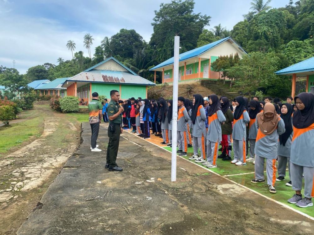 Babinsa Serda Iwan Siallagan Pimpinan Apel Pagi di Sekolah SMA N 1 Pulau Tiga