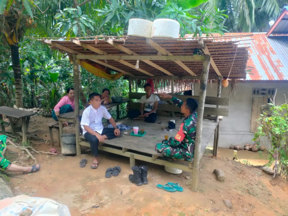 Dekatkan Diri Dengan Masyarakat, Babinsa Koramil 06/Serasan Kembali Komsos Dekatkan Diri Dengan Masyarakat, Babinsa Koramil 06/Serasan Kembali Komsos