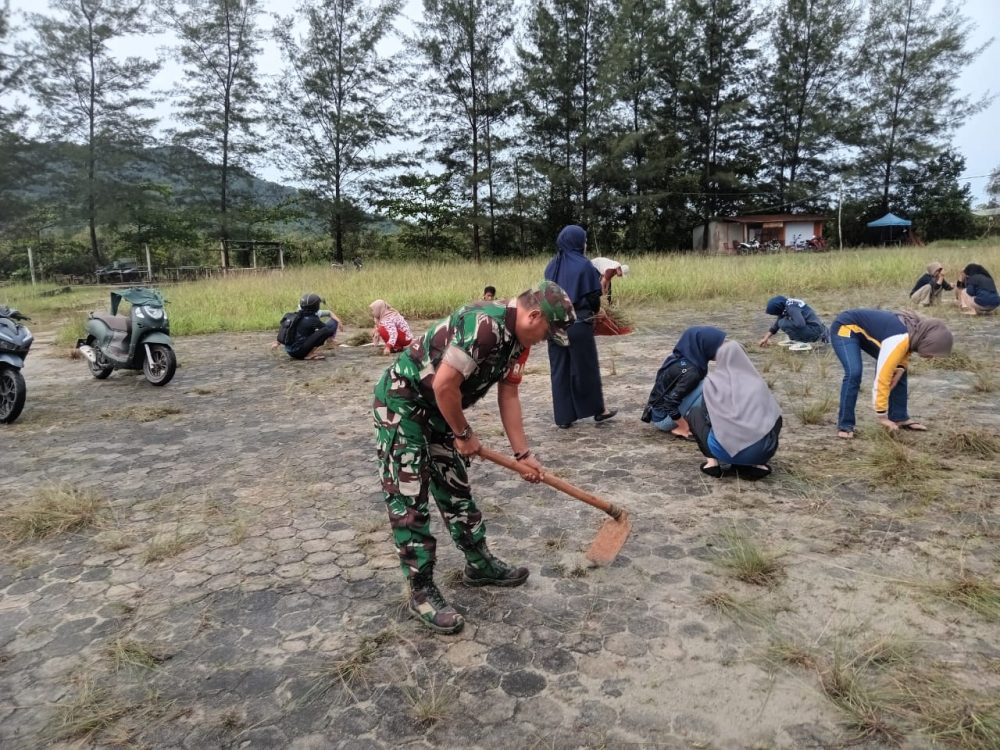 Jum’at Bersih, Babinsa Serda Suwarno Goro Bersama Warga Jum’at Bersih, Babinsa Serda Suwarno Goro Bersama Warga