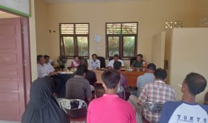 Babinsa Koptu Suwarno Hadiri Rapat Pembentukan Kepala Tukang Proyek Desa Tanjung Kumbik Utara