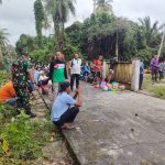 Jum’at Bersih, Babinsa Koramil 06/Serasan Goro Bersama Warga Bersihkan Tempat Pemakaman