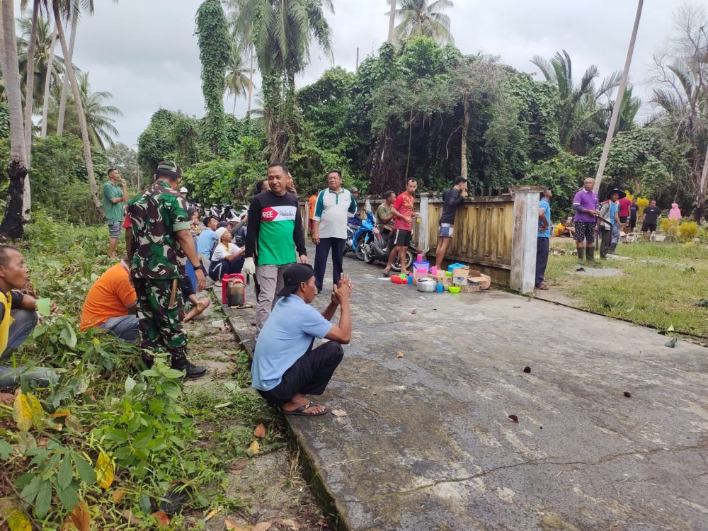 Jum’at Bersih, Babinsa Koramil 06/Serasan Goro Bersama Warga Bersihkan Tempat Pemakaman