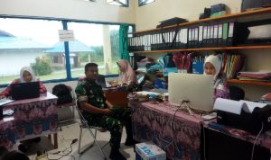 Jalin Sinergitas, Babinsa Serda Nainggolan Komsos Dengan Perangkat Desa Telok Buton