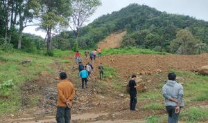 Personil Koramil 06/Serasan dan Instansi Terkait Tinjau Bukit Pasca Terdengar Suara Gemuruh