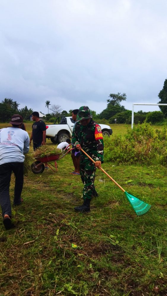 Jalin Kekompakan, Babinsa Serda Nainggolan Goro Bersama Warga Jalin Kekompakan, Babinsa Serda Nainggolan Goro Bersama Warga