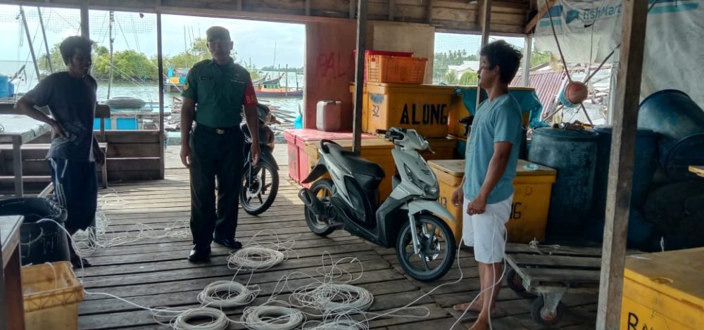 Komsos Dengan Nelayan, Babinsa Ingatkan Waspada Cuaca Buruk