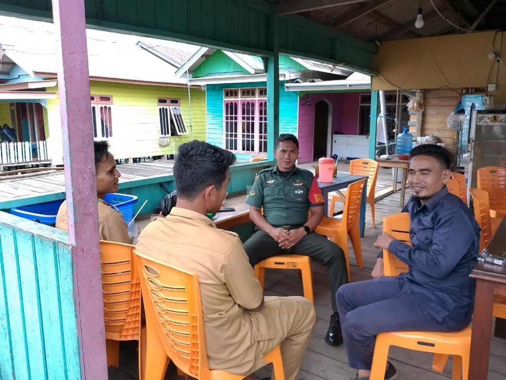 Komsos Bersama Ketua BPD Desa Pulau Tiga, Ini Saran Babinsa Serda Iwan