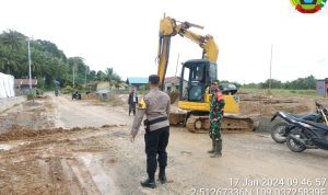 Babinsa Polsek Lakukan Pembersihan Material Longsor 2023 Silam Menggunakan Alat Berat