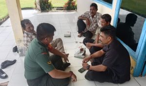 Komsos Dengan Ketua RT dan RW Desa Telok Buton, Babinsa Serda Nainggolan Ajak Masyarakat Pelihara Kemanan Komsos Dengan Ketua RT dan RW Desa Telok Buton, Babinsa Serda Nainggolan Ajak Masyarakat Pelihara Kemanan