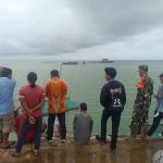 Bersama Warga, Babinsa Koramil 06/Serasan Bantu Evaluasi Pompong Nelayan Yang Tenggelam
