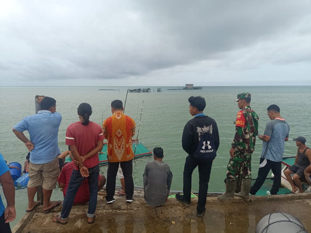 Bersama Warga, Babinsa Koramil 06/Serasan Bantu Evaluasi Pompong Nelayan Yang Tenggelam
