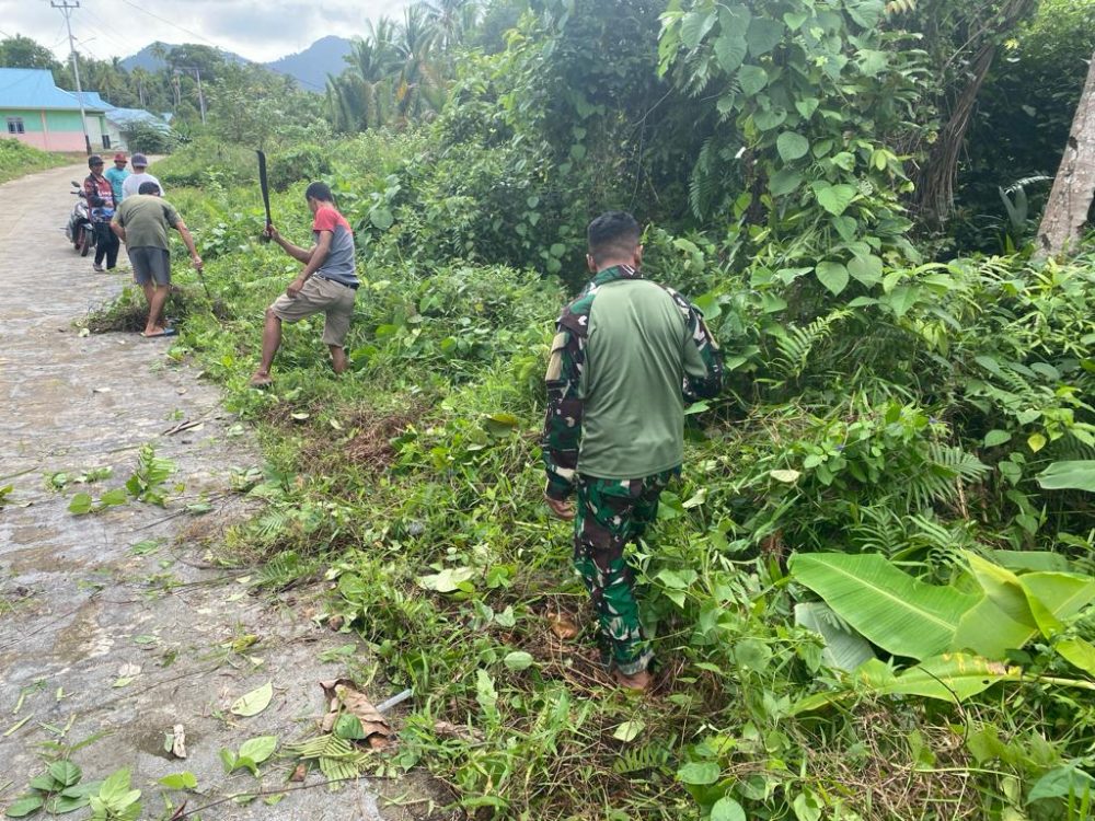 Bersama Perangkat Desa Pulau Tiga Barat, Babinsa Koramil 03/Sedanau Goro Bersihkan Badan Jalan