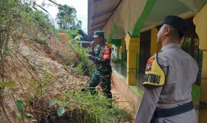 Babinsa Koramil 06/Serasan Bersama Polsek Terus Lakukan Patroli Daerah Rawan Longsor