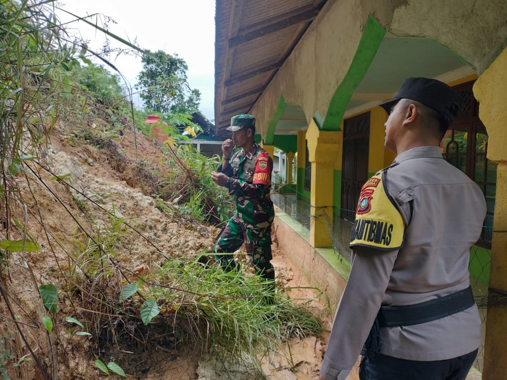 Babinsa Koramil 06/Serasan Bersama Polsek Terus Lakukan Patroli Daerah Rawan Longsor Babinsa Koramil 06/Serasan Bersama Polsek Terus Lakukan Patroli Daerah Rawan Longsor