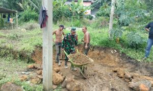 Babinsa Sertu Hendry Bantu Warga Binaan, Pindahkan Tanah Untuk Kebutuhan Material Pembangunan Rumah Babinsa Sertu Hendry Bantu Warga Binaan, Pindahkan Tanah Untuk Kebutuhan Material Pembangunan Rumah