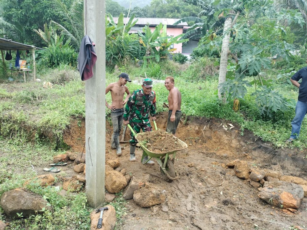 Babinsa Sertu Hendry Bantu Warga Binaan, Pindahkan Tanah Untuk Kebutuhan Material Pembangunan Rumah