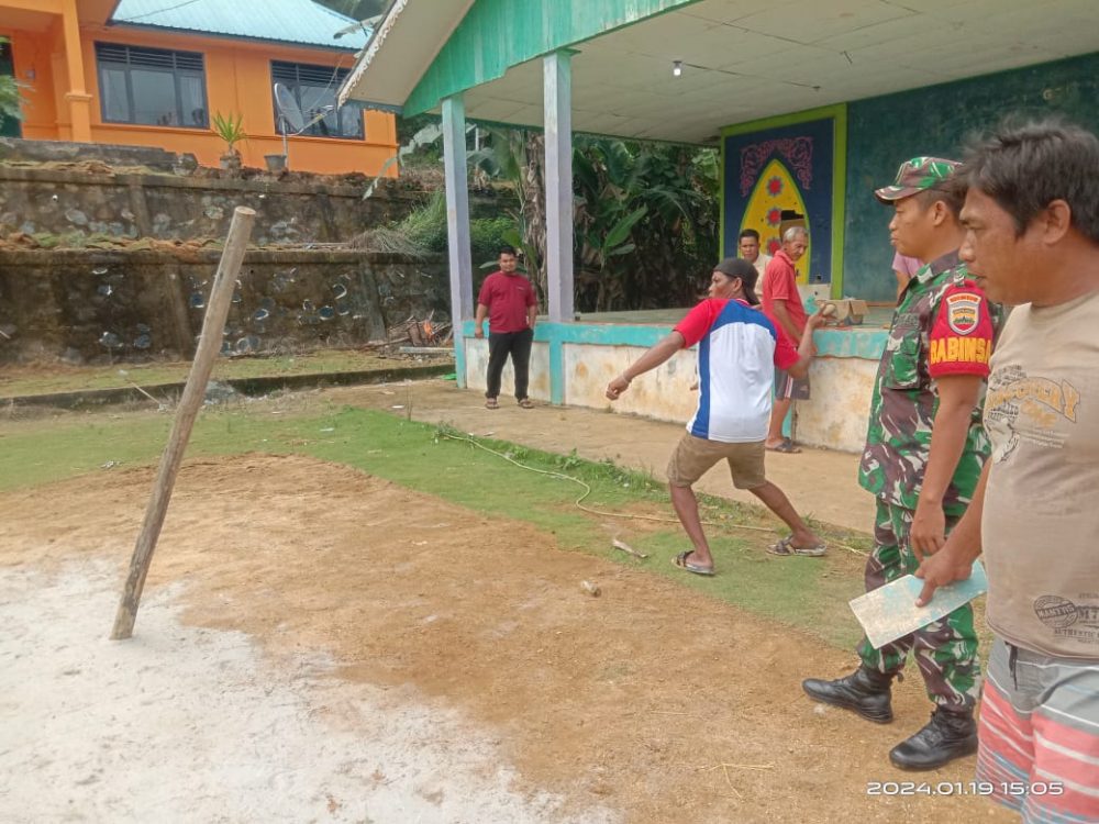 Hadiri Permainan Gasing, Babinsa Koptu Suwarno : Jaga Tradisi Ini Hadiri Permainan Gasing, Babinsa Koptu Suwarno : Jaga Tradisi Ini