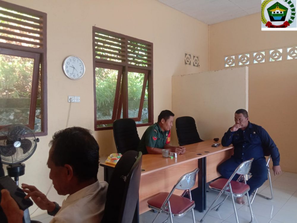 Ini Yang Disampaikan Babinsa Koramil 03/Sedanau Saat Komsos Dengan Perangkat BPD Desa Tanjung Kumbik Utara