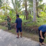 Bersama Warga, Babinsa Sertu Robby Goro Bersihkan Badan Jalan