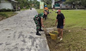 Jum’at Bersih, Babinsa Serka Risdianto Goro Bersama Warga Bersihkan Badan Jalan Jum’at Bersih, Babinsa Serka Risdianto Goro Bersama Warga Bersihkan Badan Jalan